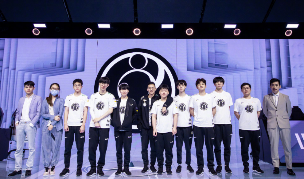 现出的冷静 现出的冷静